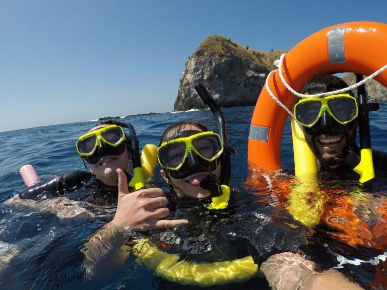 3 personas haciendo snorkel en las islas catalinas