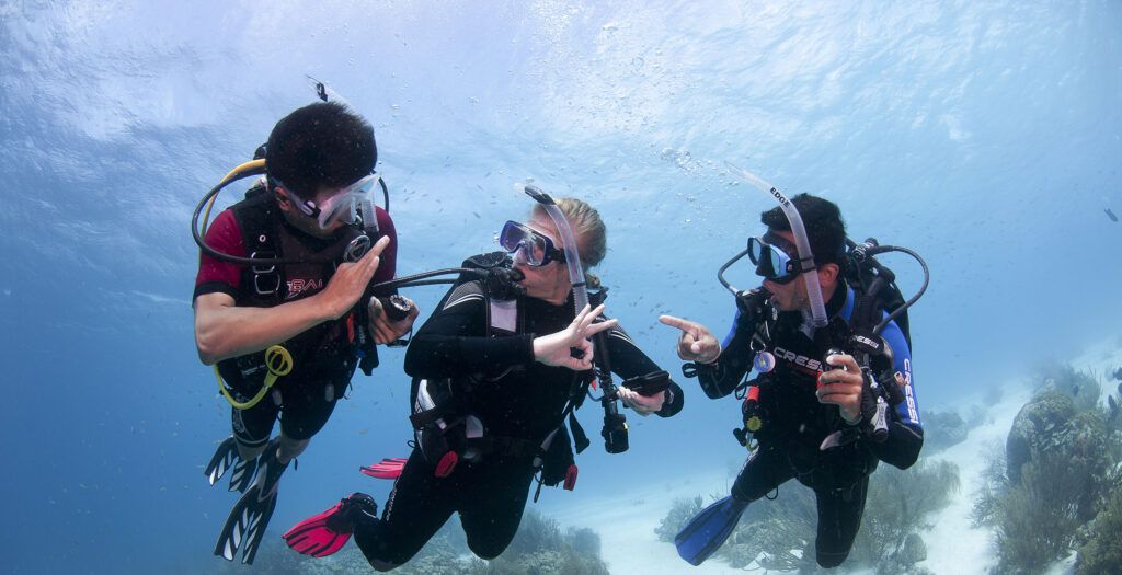 3 divers during an Open Water Diver course in Tamarindo